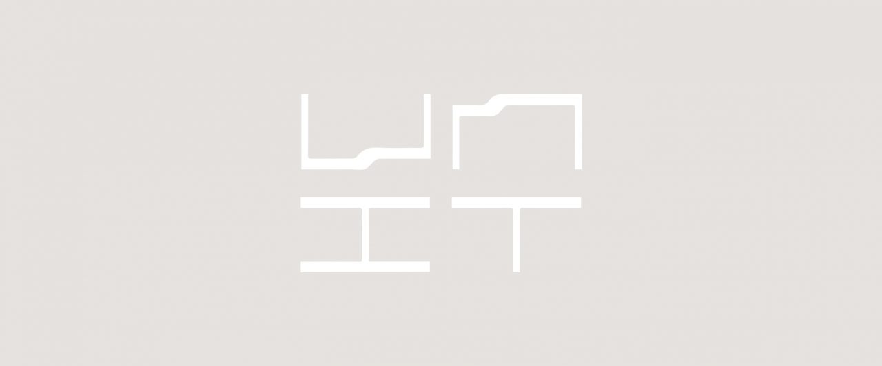 13_logo_vertical_blanco